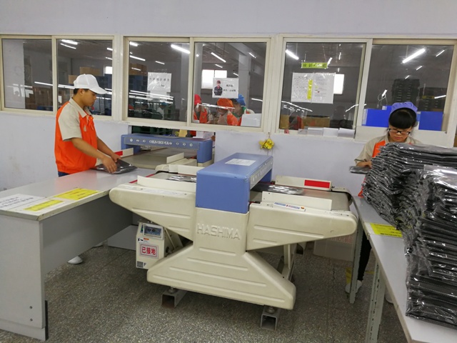 荣岛成衣检品流水线,检品员逐件检查